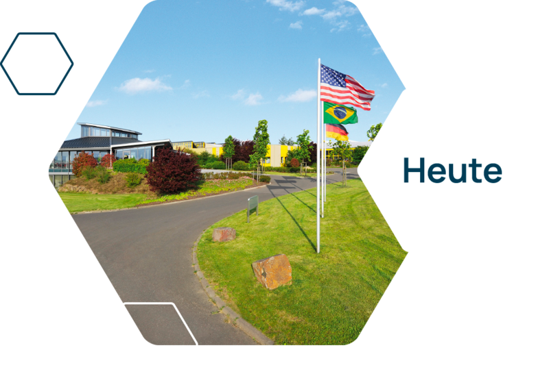 Außenansicht des Unternehmens heinrich drehteile mit den drei Länderflaggen