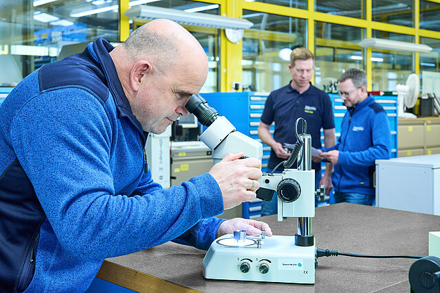 Mitarbeiter am Messmikroskop