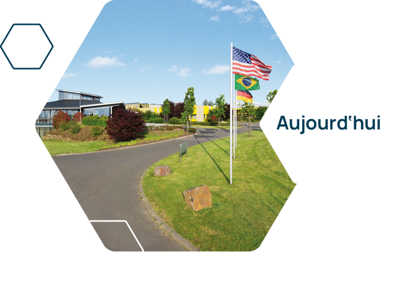  Vue extérieure de l'entreprise heinrichs drehteile avec les trois drapeaux nationaux