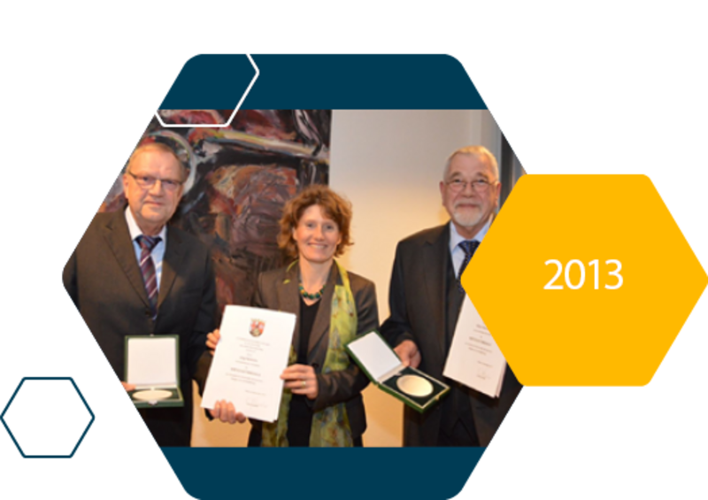 Jörg e Klaus Heinrichs seguram a medalha e o certificado alto.