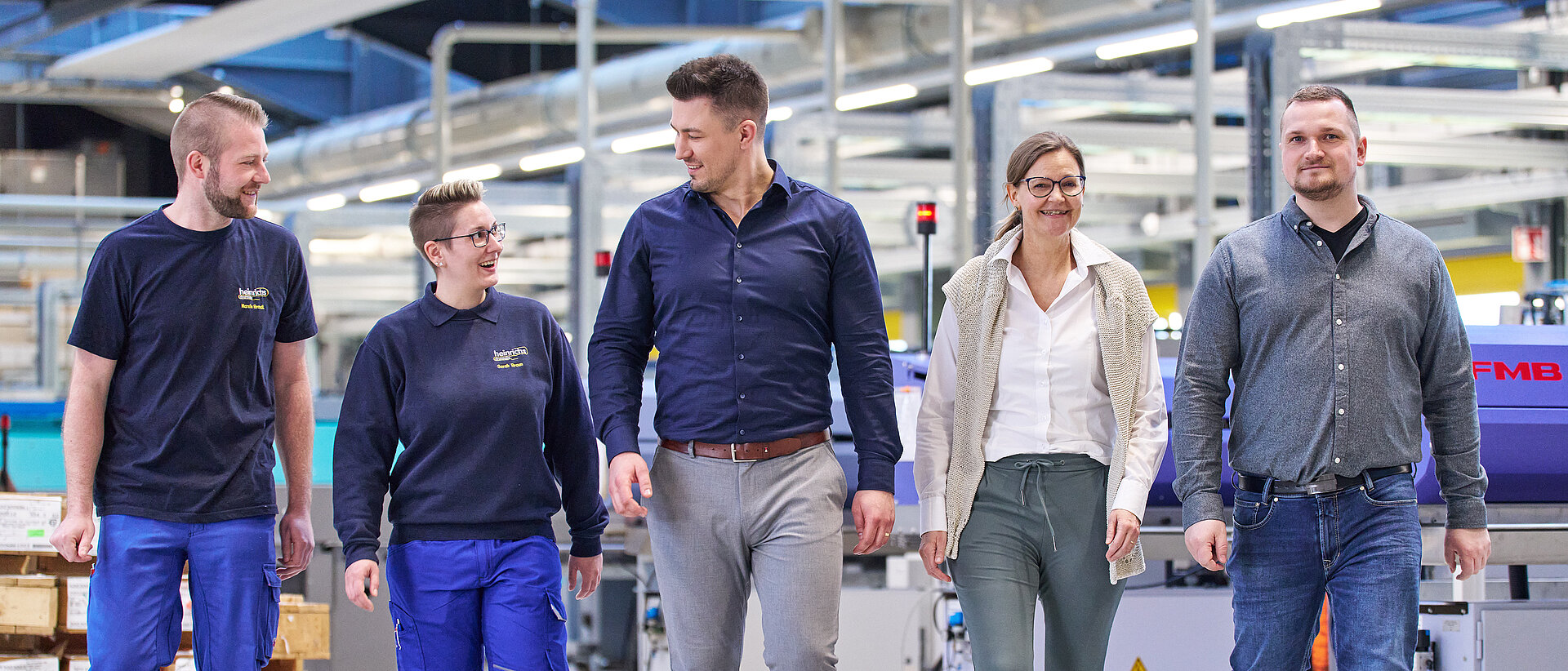 Gemischtes Team in der Werkhalle von heinrichs