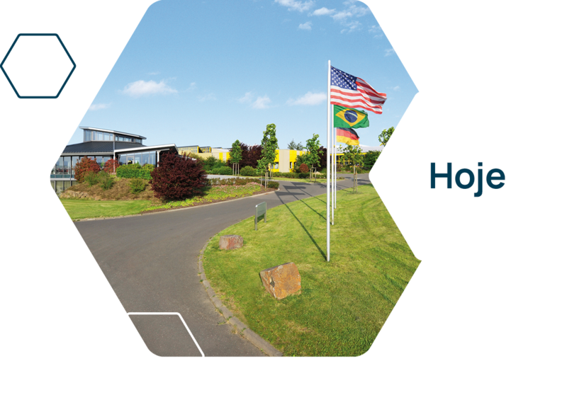 Visualização externa da empresa heinrich peças torneadas com as três bandeiras dos países.