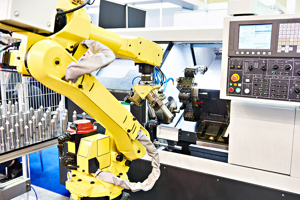 Roboterarm und cnc-Drehmaschine