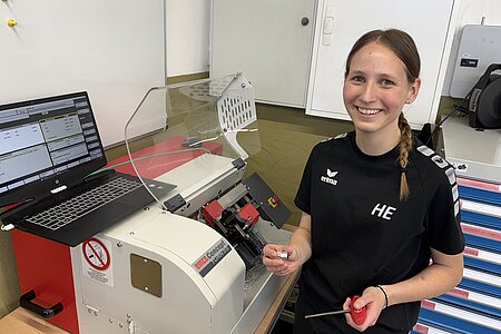 Frau an Drehmaschine