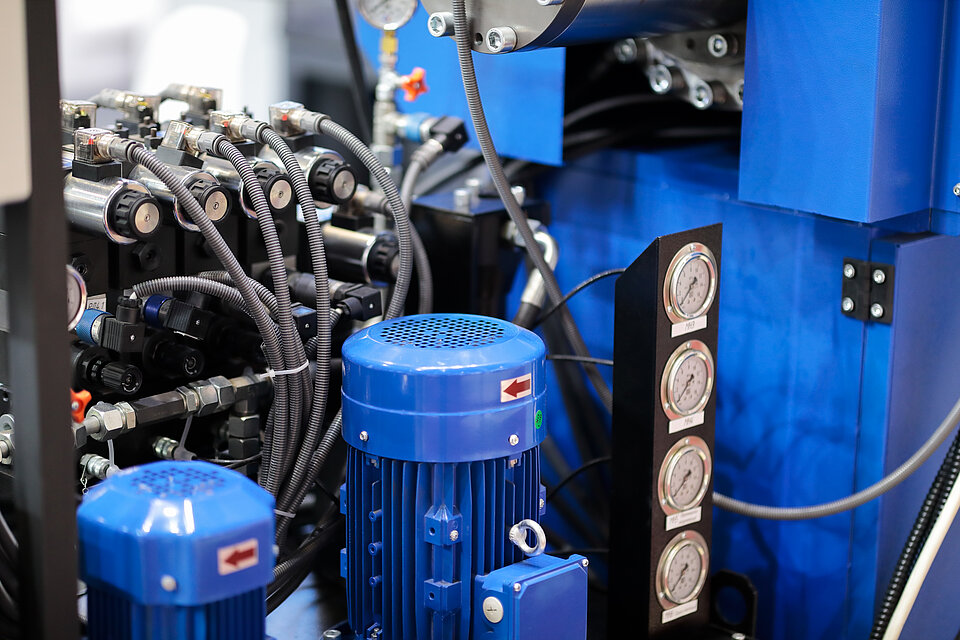 Nahaufnahme von hydraulischen und elektrischen Geräten